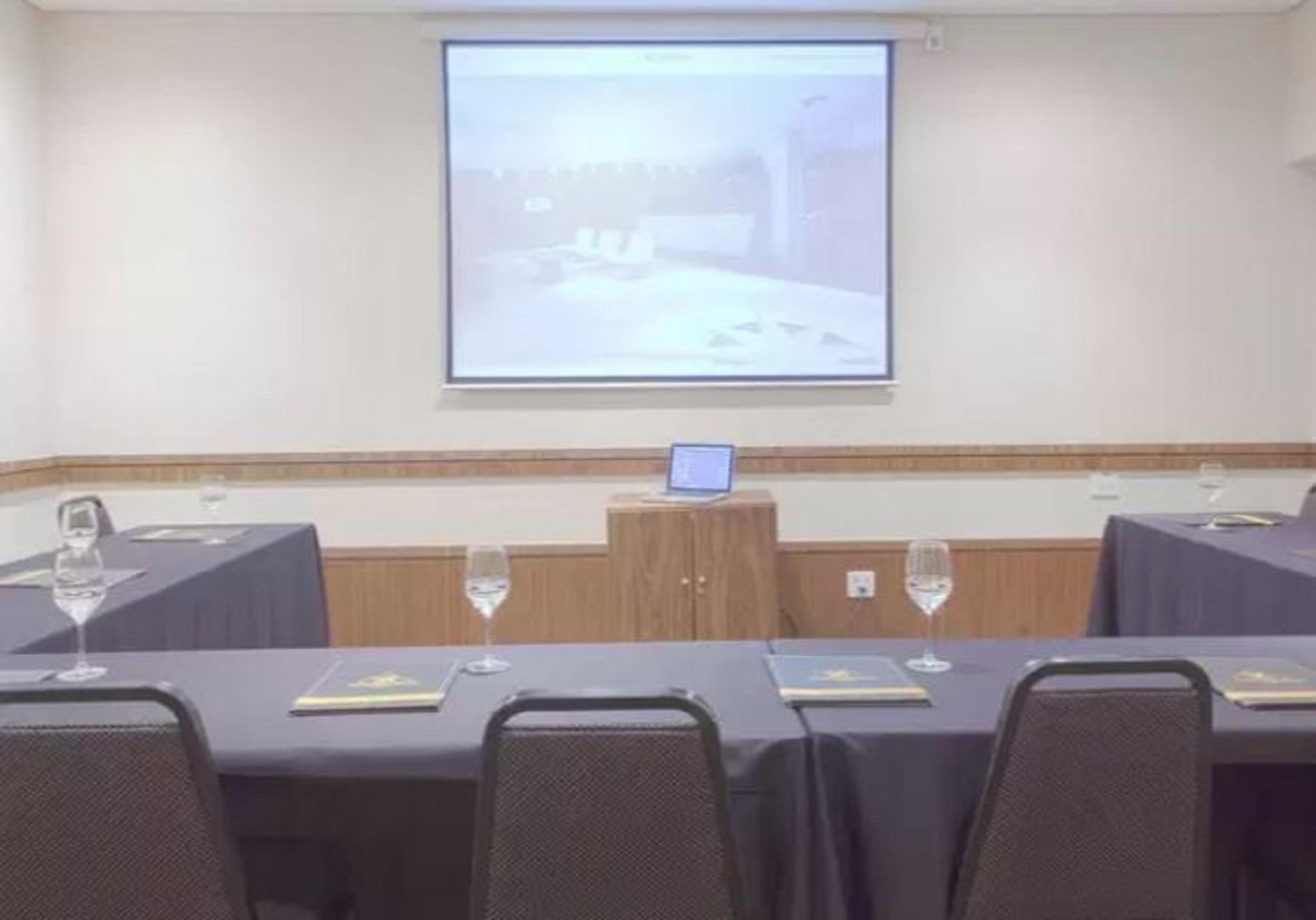 Royal Boutique Savassi Hotel Belo Horizonte Kültér fotó A projection screen in a meeting room