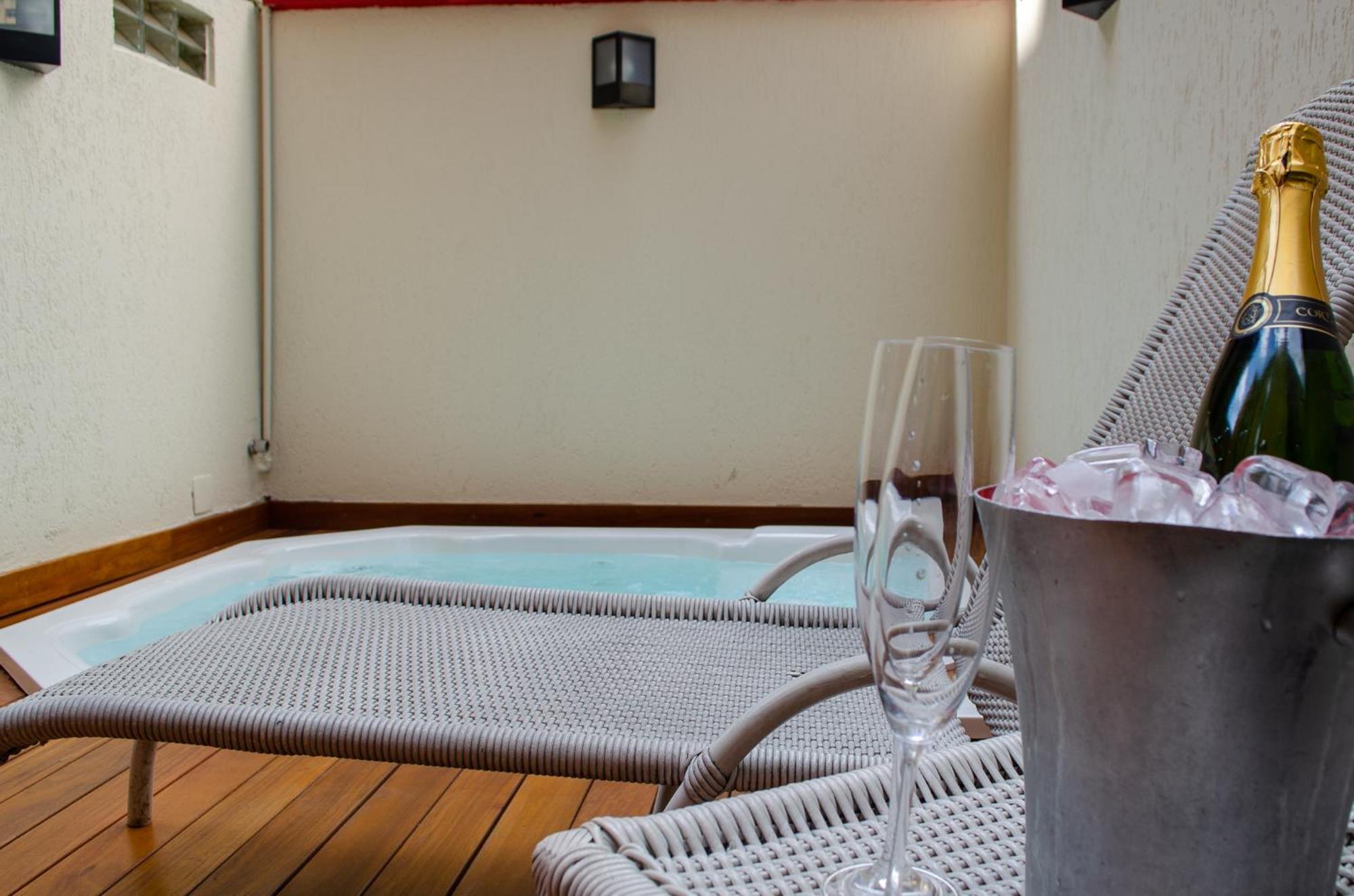 Royal Boutique Savassi Hotel Belo Horizonte Kültér fotó A private hot tub at a hotel