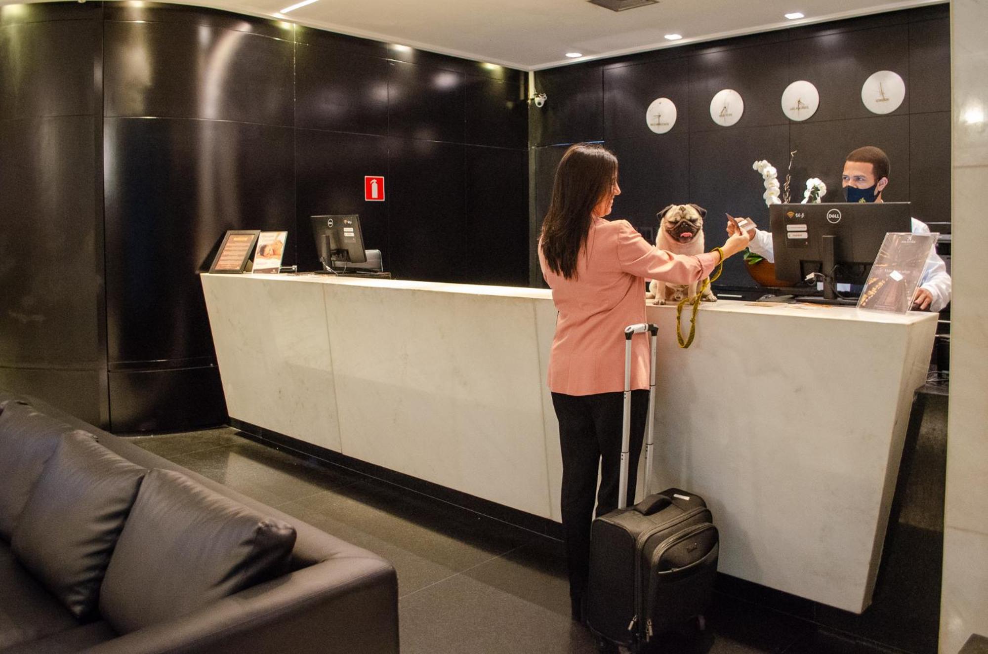 Royal Boutique Savassi Hotel Belo Horizonte Kültér fotó A hotel receptionist at work